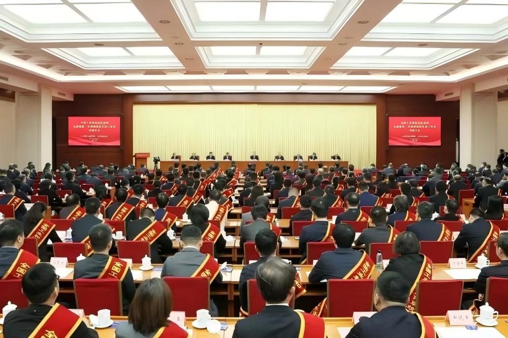 董事長熊俊杰榮獲“全國工業(yè)和信息化系統(tǒng)勞動模范”稱號！